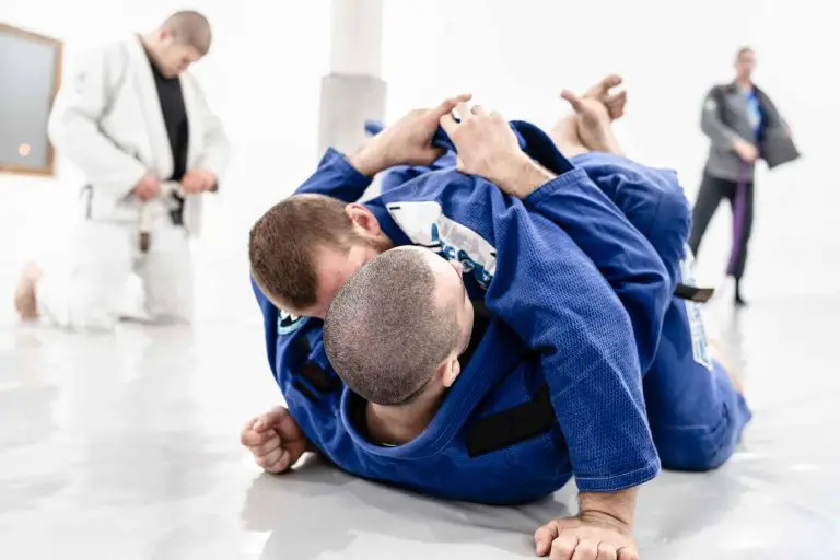 Devriez-vous porter des rashguards et des guêtres sous votre BJJ Gi ?
